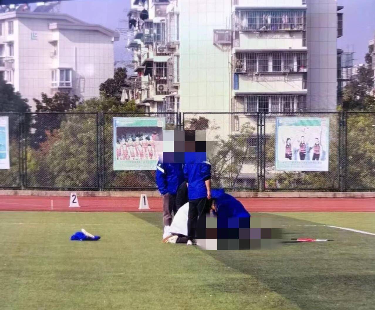 南京一学生在运动会上跑200米时倒地去世<strong></p>
<p>1万理财</strong>,官方:深感痛心,已与亲属沟通妥善处理