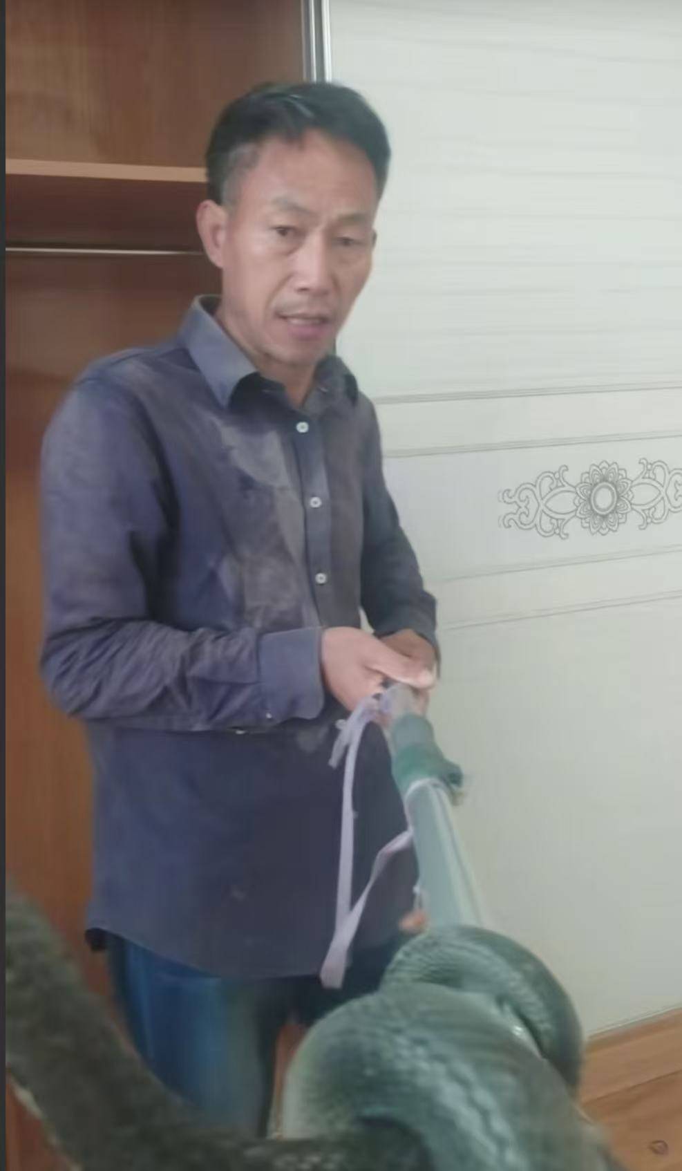 “蛇被我甩开了<strong></p>
<p>1万理财</strong>,没完全注射毒液”,湖南直播抓蛇被咬伤网红被警方拘留后发声道歉