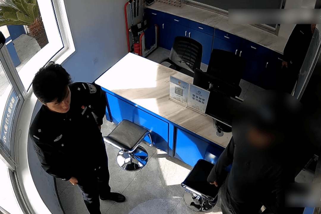 男子9600元转卖全新苹果17Pro max<strong></p>
<p>1万理财</strong>，买家爽快转账1万后，其老婆银行卡被冻结！民警：这笔钱涉诈