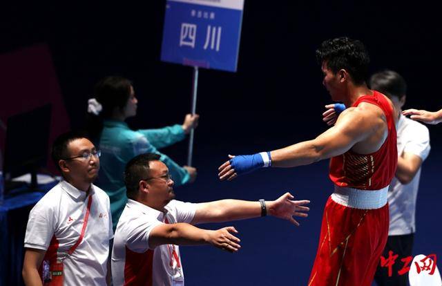全运会拳击男子80公斤级决赛<strong></p>
<p>1万理财</strong>,王小保夺冠!