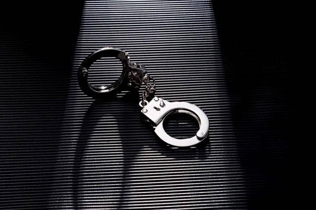 17岁女孩被继父强奸时不敢反抗<strong></p>
<p>50万理财</strong>,曾目睹其家暴生母 法院:继父构成强奸罪