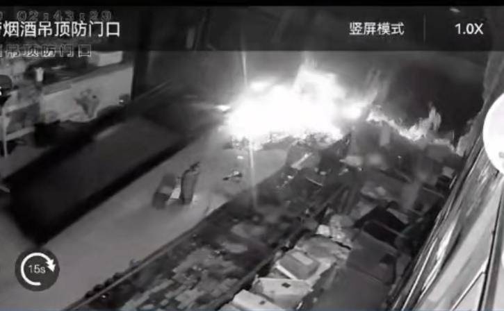 多名男子开越野车撞开烟酒店大门行窃<strong></p>
<p>50万理财</strong>,失主报案称损失超20万元,警方回应