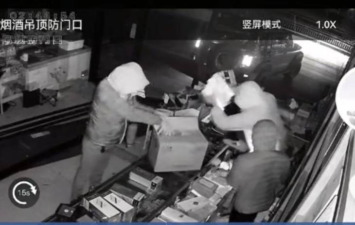 多名男子开越野车撞开烟酒店大门行窃<strong></p>
<p>50万理财</strong>,失主报案称损失超20万元,警方回应