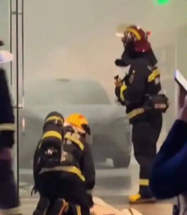 长沙“步步高梅溪新天地”商场一楼汽车展厅内发生火情<strong></p>
<p>50万理财</strong>?小米紧急辟谣;商场:是空调管道高温起火