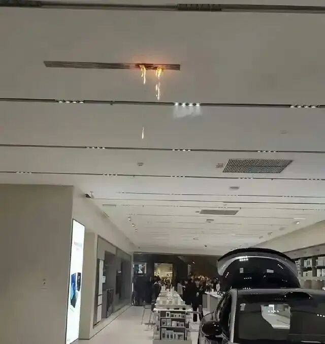 长沙“步步高梅溪新天地”商场一楼汽车展厅内发生火情<strong></p>
<p>50万理财</strong>?小米紧急辟谣;商场:是空调管道高温起火