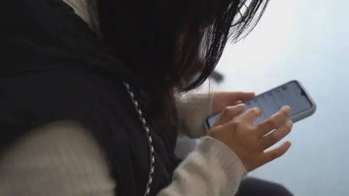 扬州一女子刷短视频惹祸:偷偷去银行取了6万现金<strong></p>
<p>理财消费</strong>,结果……