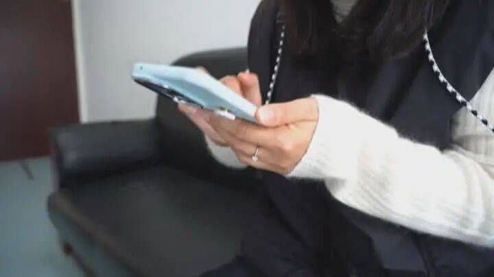 扬州一女子刷短视频惹祸:偷偷去银行取了6万现金<strong></p>
<p>理财消费</strong>,结果……