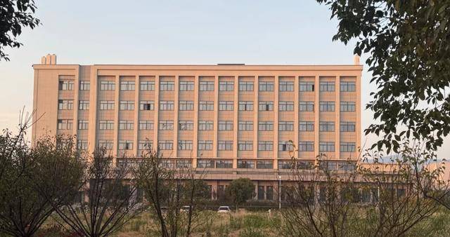 200多万买别墅<strong></p>
<p>理财消费</strong>,大骗子郭某:叫我教授!