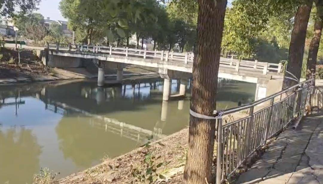 3岁男童家门口落水母亲施救双双遇难<strong></p>
<p>理财消费</strong>,家属质疑“河道护坡陡峭无法自救”