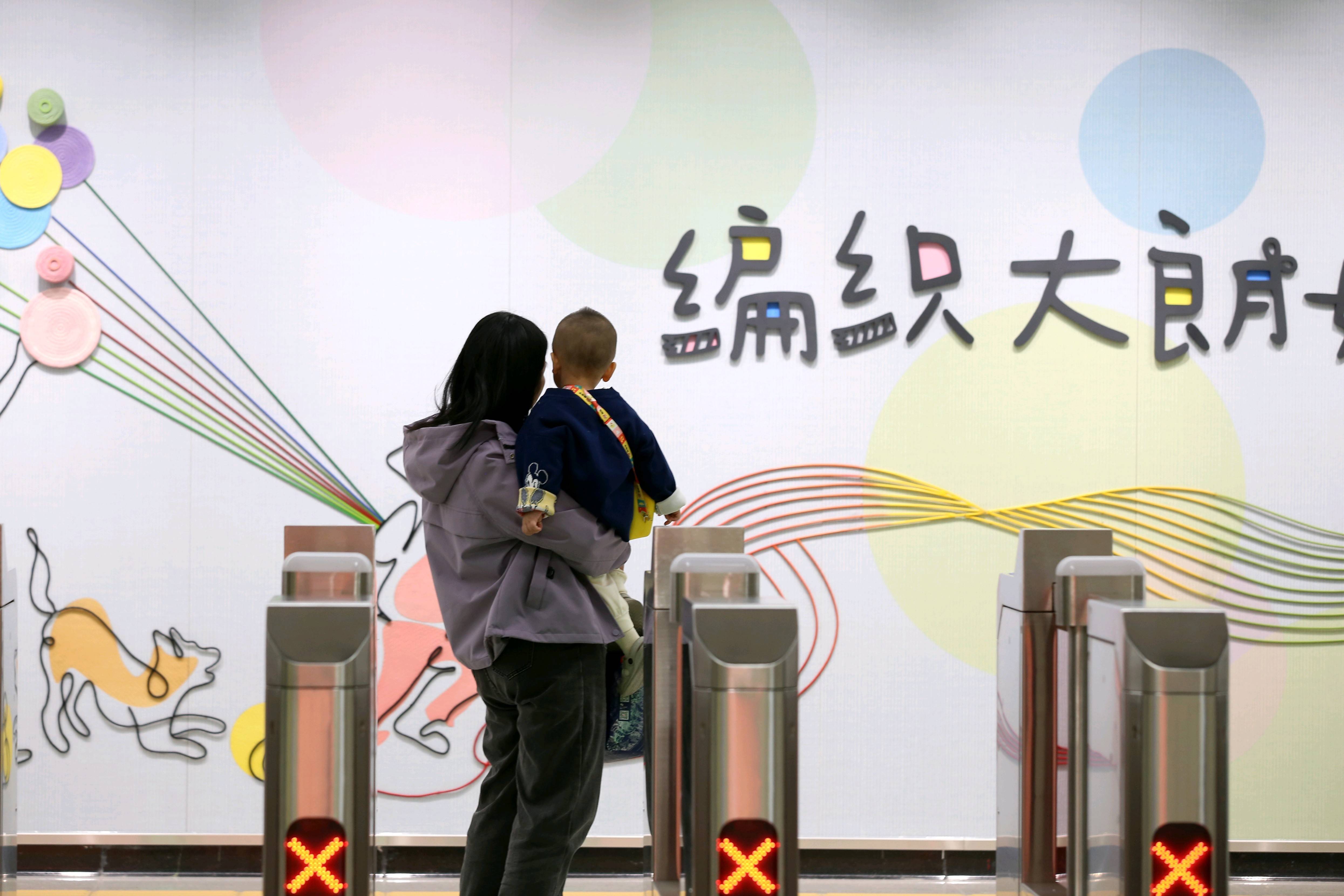 东莞地铁1号线试乘首日<strong></p>
<p>2017理财</strong>,大朗4站“沸腾”了