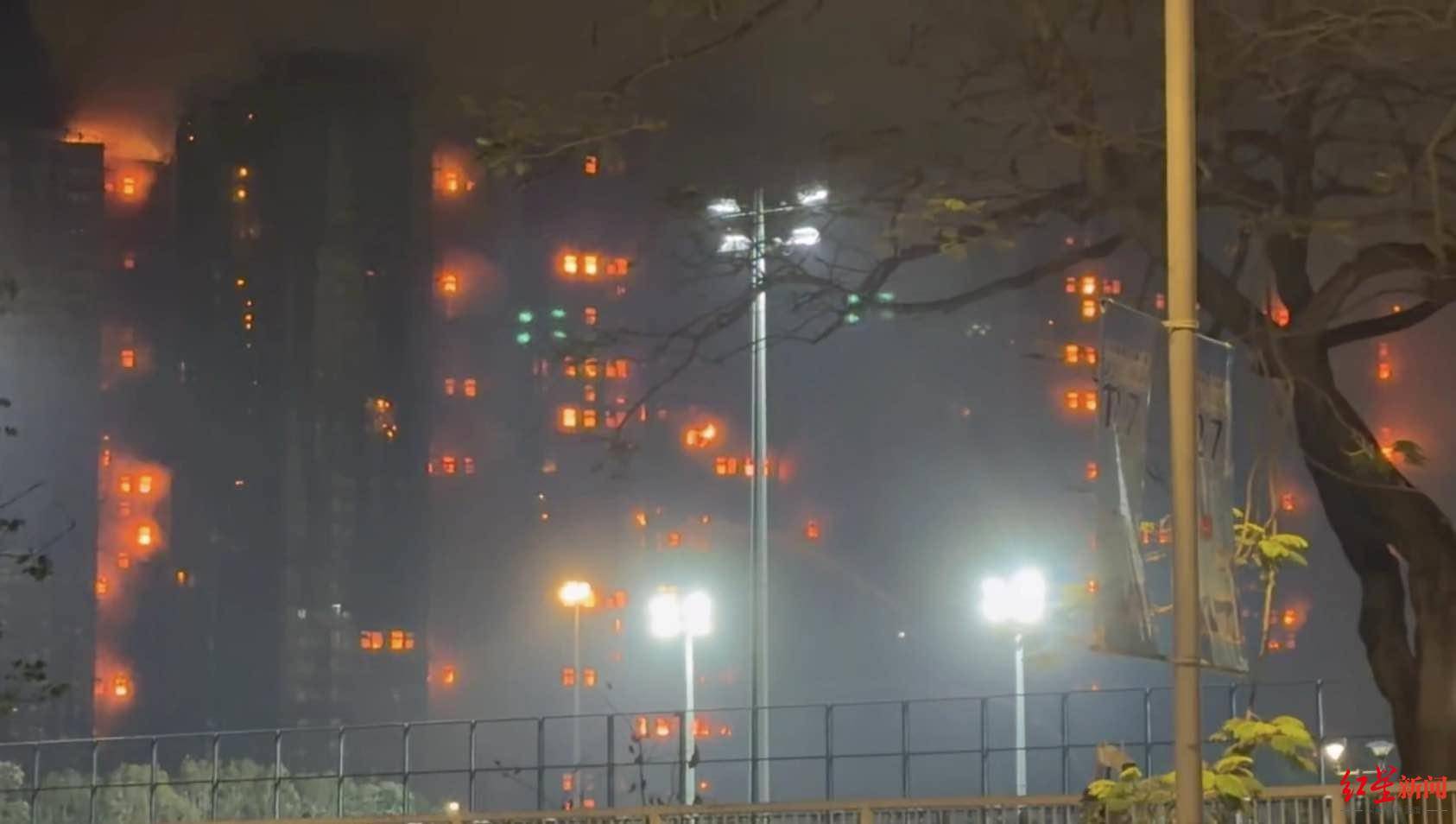 红星新闻实探香港宏福苑大火现场:警员称第一次遇到这么大火<strong></p>
<p>2017理财</strong>,餐厅老板自发为救援人员送餐