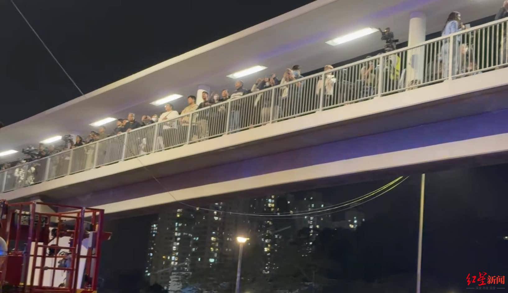 红星新闻实探香港宏福苑大火现场:警员称第一次遇到这么大火<strong></p>
<p>2017理财</strong>,餐厅老板自发为救援人员送餐