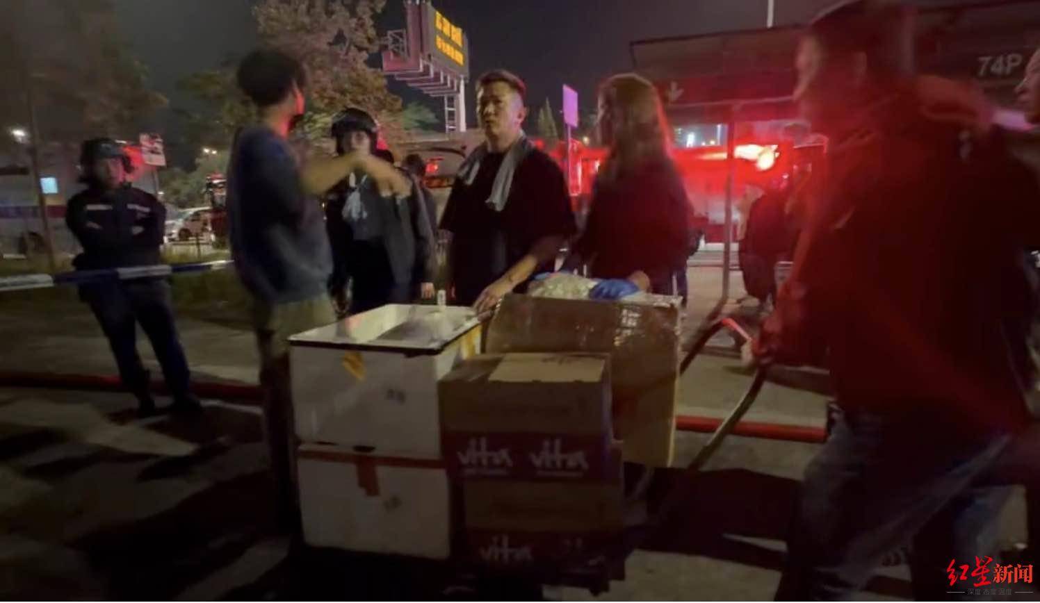 红星新闻实探香港宏福苑大火现场:警员称第一次遇到这么大火<strong></p>
<p>2017理财</strong>,餐厅老板自发为救援人员送餐