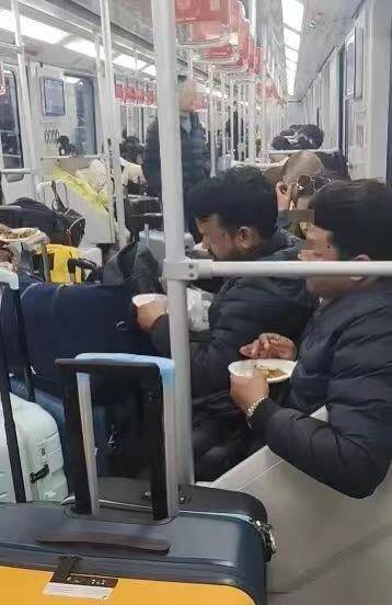 极目锐评∣满车厢咖喱味!多名外籍乘客在车厢内吃馅饼<strong></p>
<p>2017理财</strong>,规则面前哪有特殊?