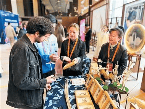 马克龙一路追着它俩<strong></p>
<p>银行定期理财</strong>,抢先一步要访华!