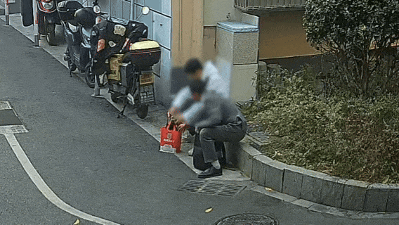 上门取走19万元<strong></p>
<p>理财中心</strong>,杭州一西装革履“金融专员”被抓!在高速服务区被抓,车上塞满现金