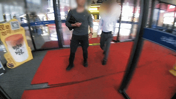 上门取走19万元<strong></p>
<p>理财中心</strong>,杭州一西装革履“金融专员”被抓!在高速服务区被抓,车上塞满现金