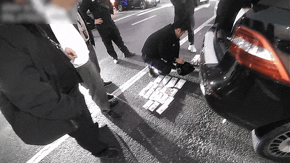 上门取走19万元<strong></p>
<p>理财中心</strong>,杭州一西装革履“金融专员”被抓!在高速服务区被抓,车上塞满现金