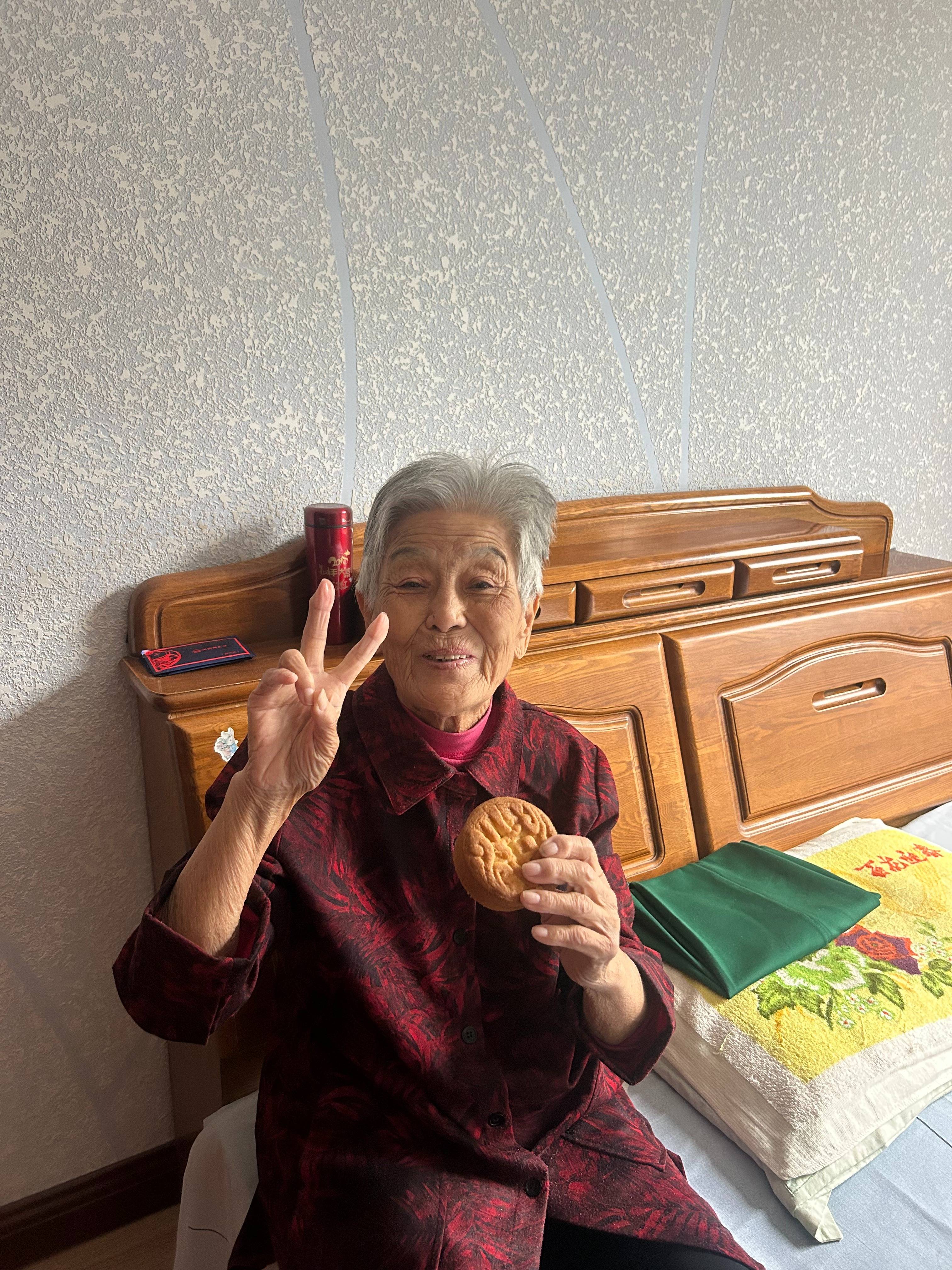 女子晒照对比奶奶自爷爷去世9个月后变化:再也不是时髦的老太太了<strong></p>
<p>理财的软件</strong>,评论区泪目