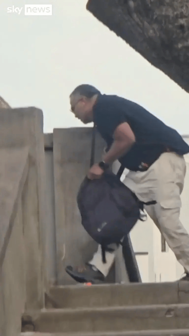 悉尼枪手被制服<strong></p>
<p>贷贷网理财</strong>，愤怒民众猛踩头部，调查显示枪手合法持有六支枪