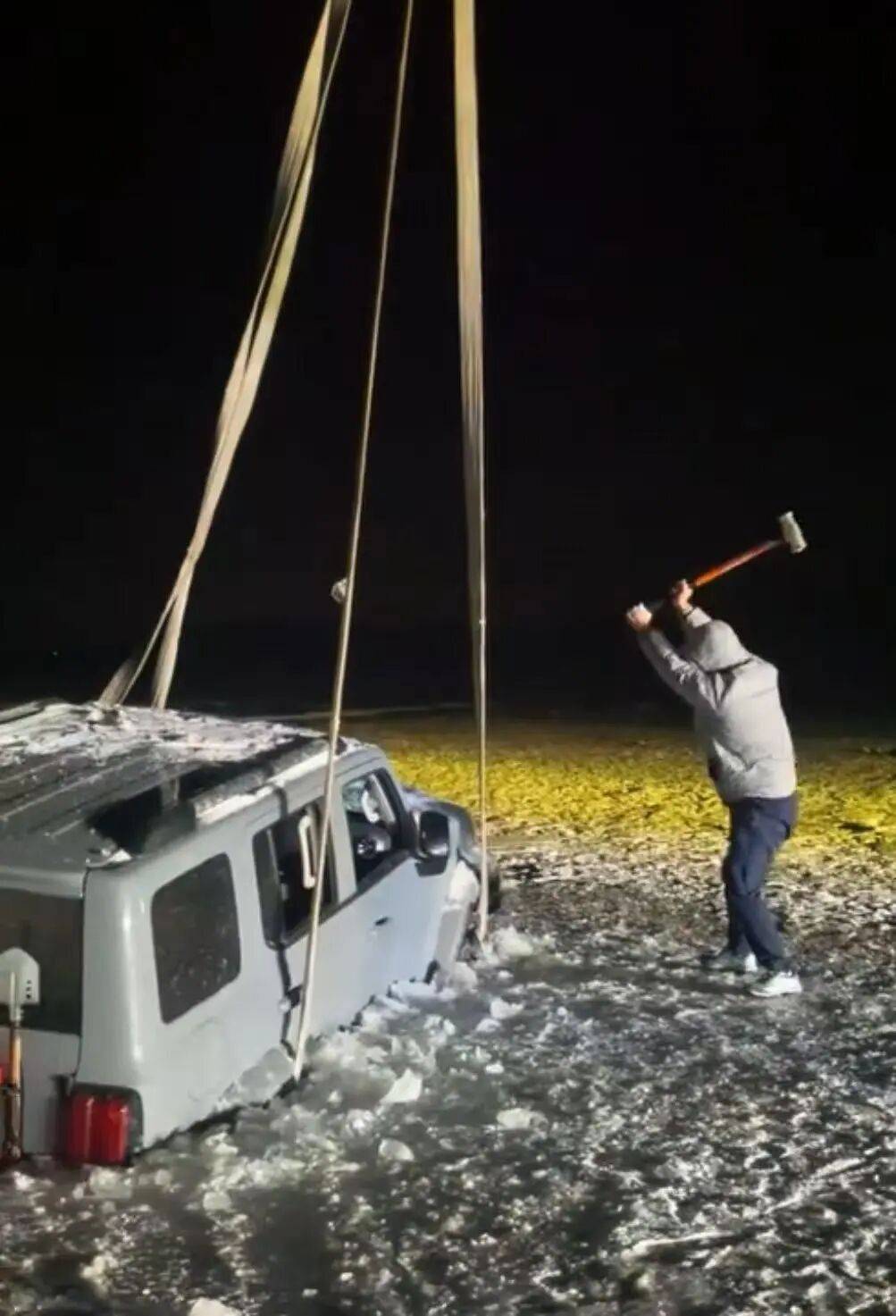 河北一越野车在水库冰面练漂移<strong></p>
<p>贷贷网理财</strong>,冰层突然破裂,车轮落水被冻6小时,找来吊车深夜将车吊出