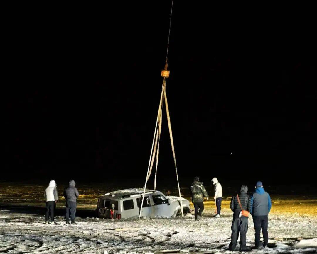 河北一越野车在水库冰面练漂移<strong></p>
<p>贷贷网理财</strong>,冰层突然破裂,车轮落水被冻6小时,找来吊车深夜将车吊出