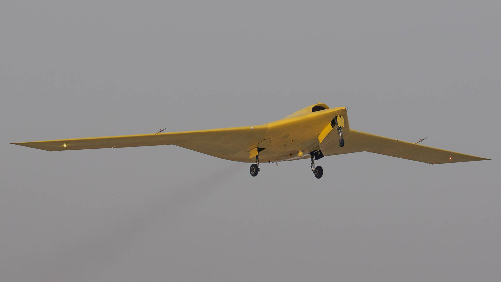 多张高清大图<strong></p>
<p>贷贷网理财</strong>!新型高空高速长航时无人机彩虹-7近日成功首飞