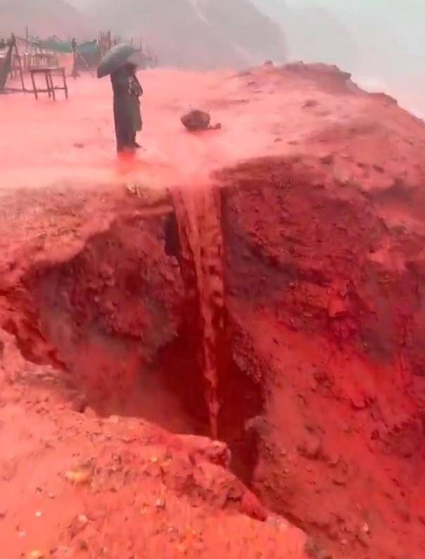 罕见!伊朗霍尔木兹岛遭遇强降雨<strong></p>
<p>理财证书</strong>,部分海域变成“血色海洋”