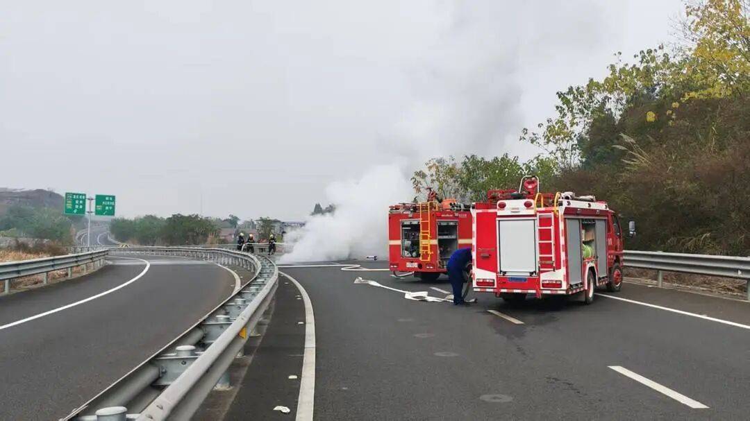 四川高速上一汽车突发自燃!车内两人闻到异味后果断弃车<strong></p>
<p>理财证书</strong>,成功逃生