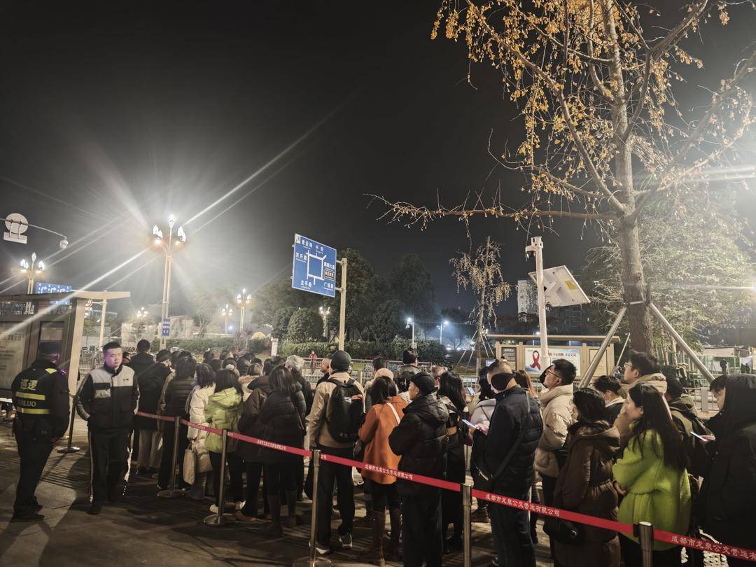 成都地铁2号线东段停运，通勤压力如何缓解？记者早高峰探访接驳点