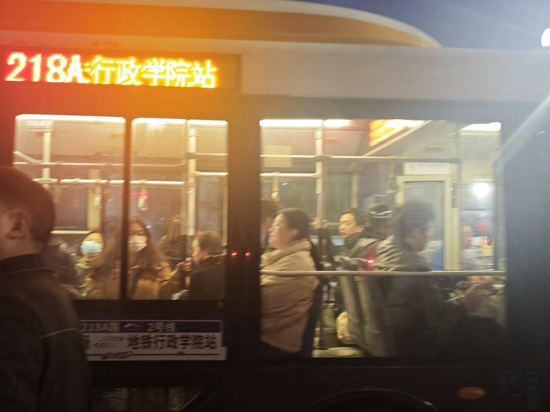 成都地铁2号线东段停运<strong></p>
<p>低风险理财</strong>，通勤压力如何缓解？记者早高峰探访接驳点