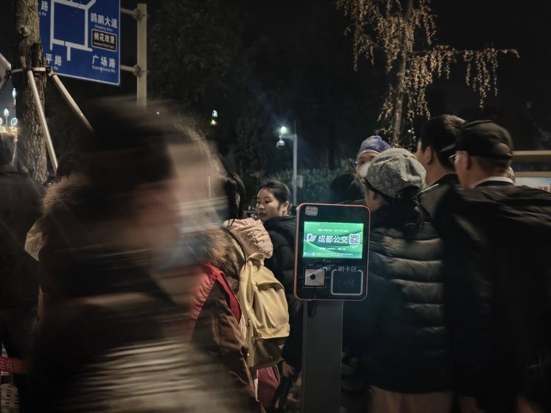 成都地铁2号线东段停运<strong></p>
<p>低风险理财</strong>，通勤压力如何缓解？记者早高峰探访接驳点