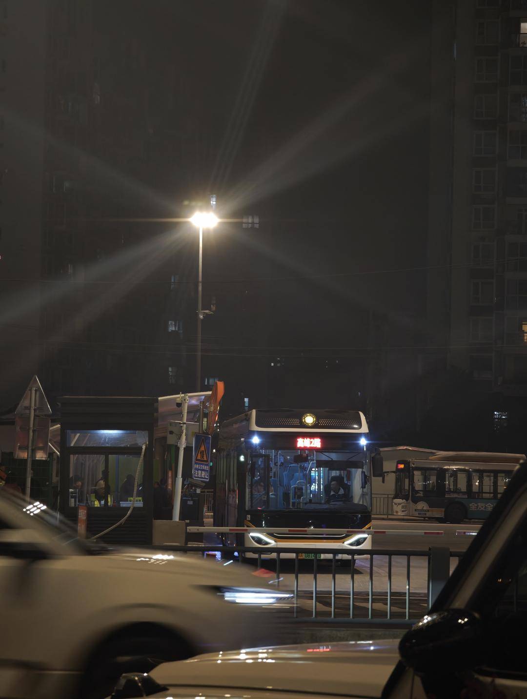 成都地铁2号线东段停运<strong></p>
<p>低风险理财</strong>，通勤压力如何缓解？记者早高峰探访接驳点