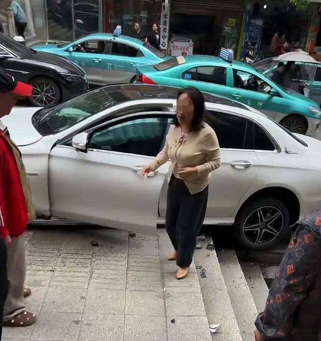 重庆57岁女医生开奔驰<strong></p>
<p>长期理财</strong>，致2死6伤，警方通报称系操作不当！知情人：系主任医师，有多个专业头衔